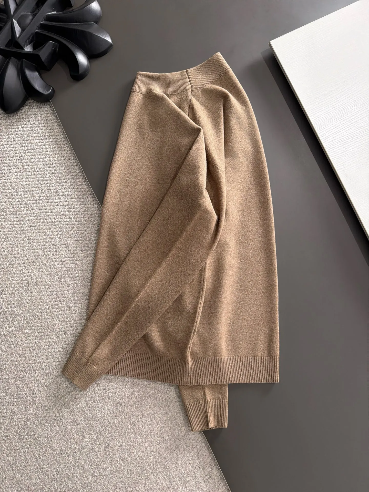 Next day shipment LP high quality Loro Piana 26ss autumn and winter New Arrival knitted sweater long sleeves Made of one-on-one combed cotton yarn knitted fabrics, no pressure in and out of the counter Exclusive control of raw materials It feels substantial when weighed, and the upper body is more textured than ordinary T-shirts. This texture can handle the weather easily and is suitable for both hot and cold! Loose fit design, looks noble. The only correct version is available Size: M to XXXL